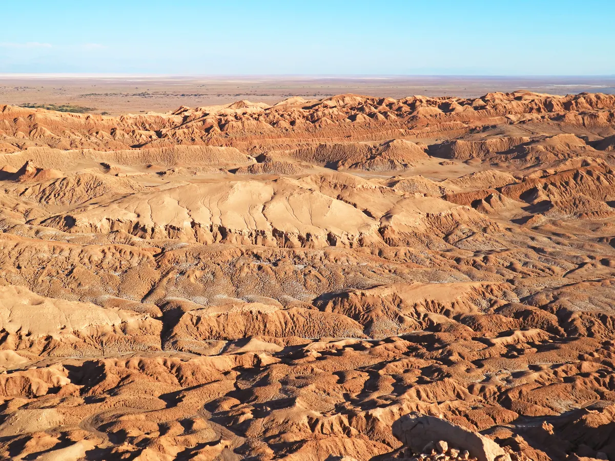 Formaciones rojizas del Valle de la Luna en el desierto de Atacama.