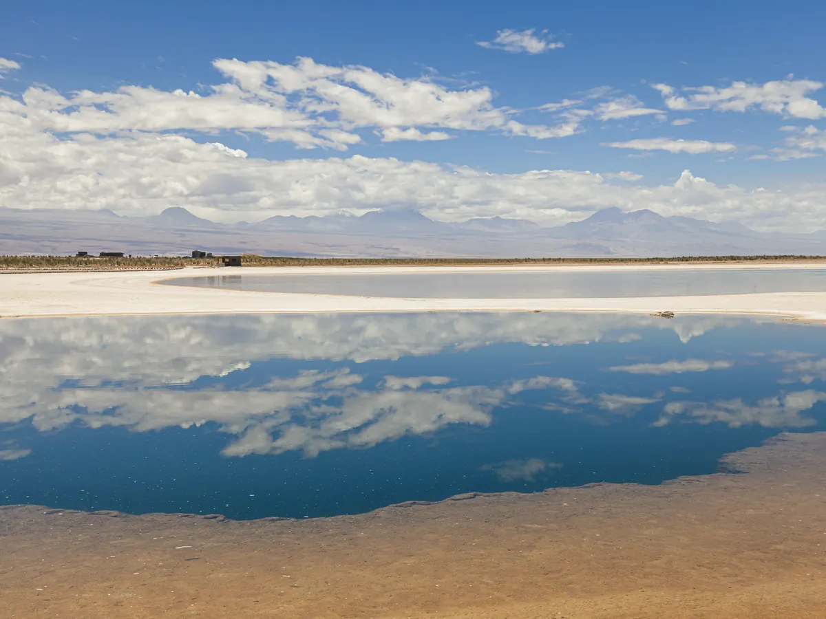 Laguna Cejar con el cielo y la cordillera reflejados en el agua.