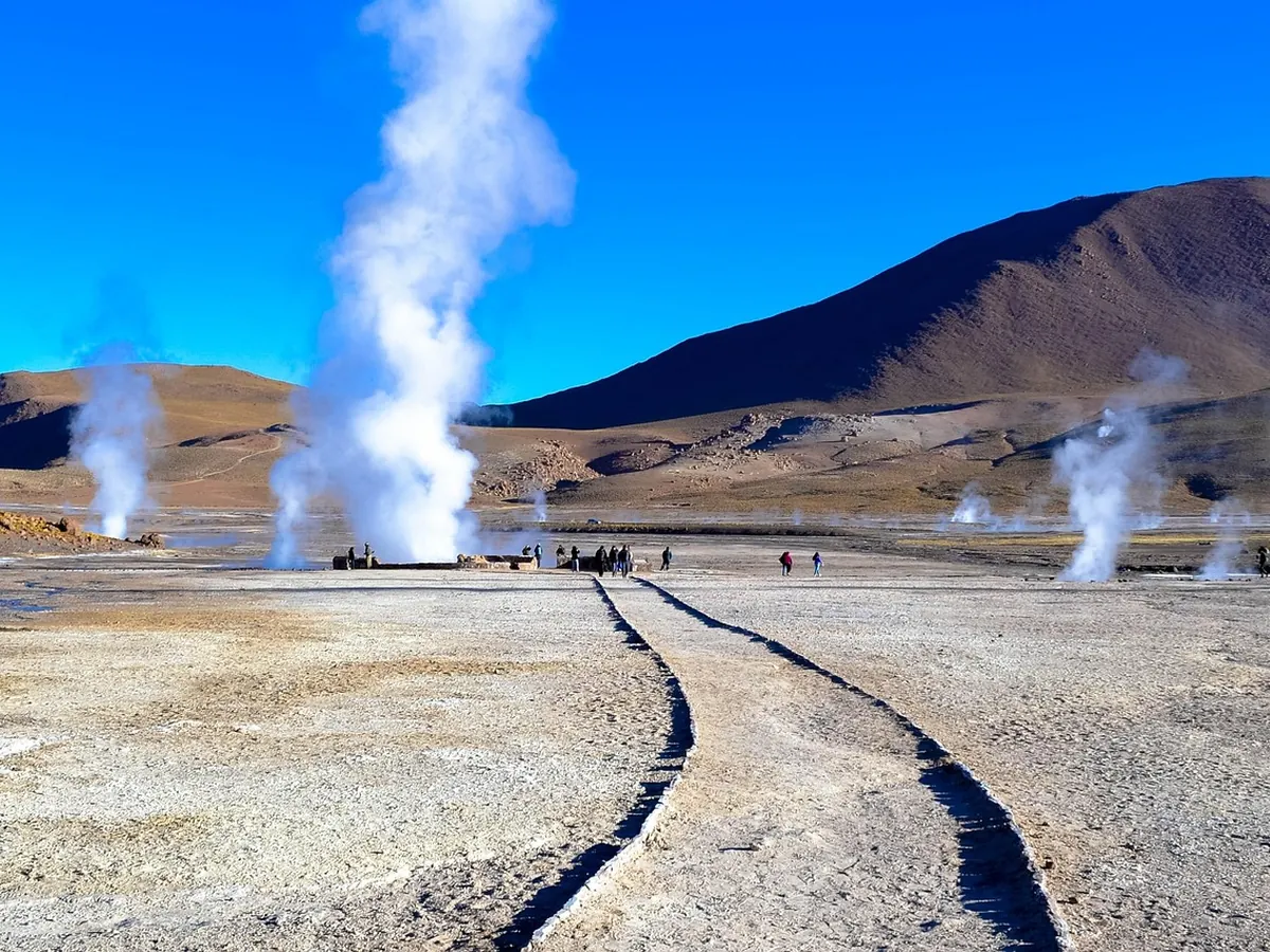 Columnas de vapor elevándose en el campo geotérmico de El Tatio.