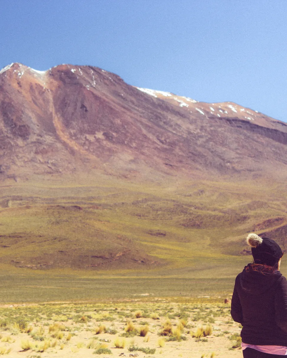 Viajera observando una montaña desde el altiplano.